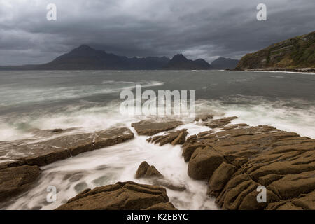 Maltempo su montagne Cuillin da Elgol, Isola di Skye, Ebridi Interne, Scotland, Regno Unito, ottobre 2014. Foto Stock