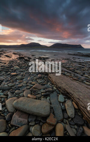 Spiaggia Warebeth all'alba con vista Hoy, isole Orcadi Scozia, Regno Unito, novembre 2014. Foto Stock