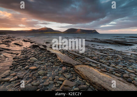 Spiaggia Warebeth all'alba con vista Hoy, isole Orcadi Scozia, Regno Unito, novembre 2014. Foto Stock