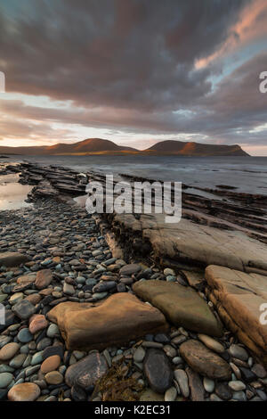 Spiaggia Warebeth all'alba con vista Hoy, isole Orcadi Scozia, Regno Unito, novembre 2014. Foto Stock