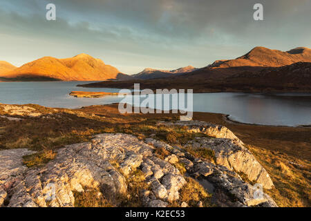 Luce della Sera sul Loch Torridon con vista Beinn Eighe, Liatach e Ben Damph, Wester Ross, Scozia, novembre 2014. Foto Stock