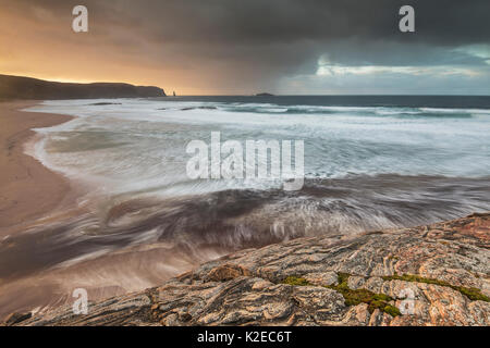 Sandwood Bay in luce tempestoso, Sutherland, Scozia, Regno Unito, dicembre 2014. Foto Stock