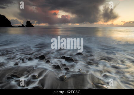 Tramonto sul Talisker Bay, Isola di Skye, Ebridi Interne, Scozia, marzo 2015. Foto Stock