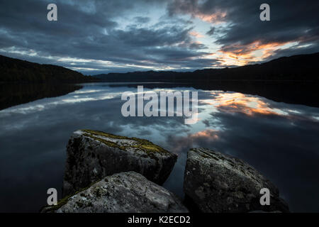 Alba sul Loch Beinn un Mheadhoin, Glen Affric Riserva Naturale Nazionale, Scozia, Regno Unito, ottobre 2015. Foto Stock