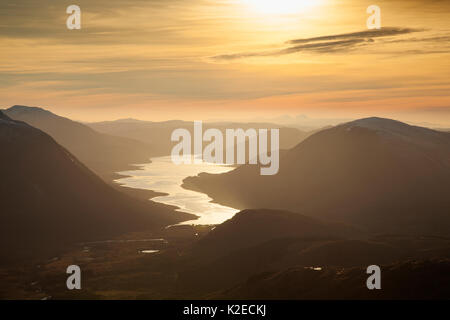 Loch Etive al tramonto dalla Buachallie Etive Beag, Glen Etive, Scotland, Regno Unito, novembre 2015. Foto Stock