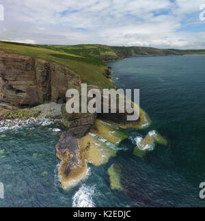 Vista aerea del promontorio di Trwyn Wylfa e Porth Ceiriad, vicino Abersoch, Galles del Nord, Regno Unito. Una ondulazione accentuata la piattaforma di taglio può essere visto in Ordovician le rocce sedimentarie. Foto Stock