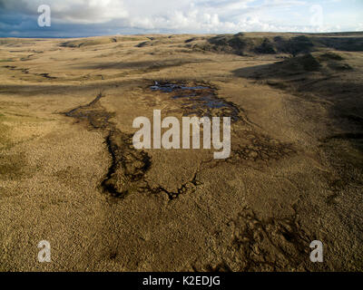 Vista aerea della coperta di altopiano bog presso la sorgente del fiume Elan, Rhayader, Wales, Regno Unito Aprile Foto Stock