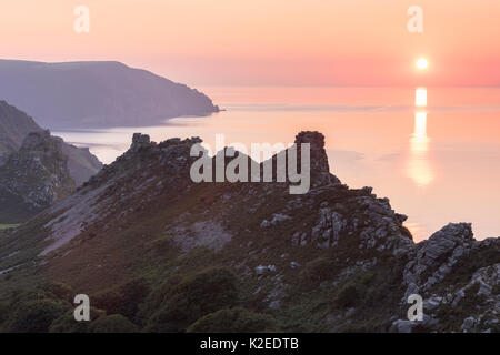 Valle di rocce al tramonto, vicino a Lynton, Parco Nazionale di Exmoor, Devon, Inghilterra, Regno Unito, settembre 2015. Foto Stock