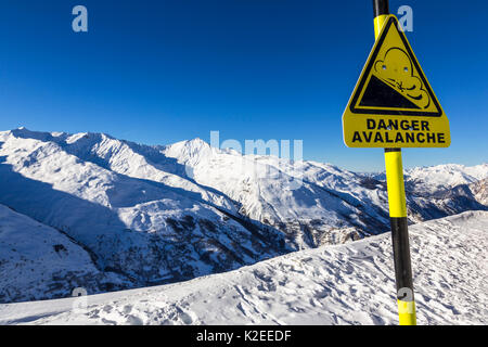 Segno attorno ad alto rischio di valanghe in località sciistica di Valloire, Dipartimento della Savoie nelle Alpi francesi. Maurienne. Savoie. La Francia. Foto Stock