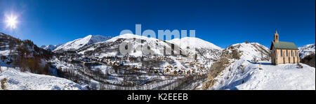 Panorama di cucitura della località sciistica di Valloire, Savoie nelle Alpi francesi. Maurienne, Francia Foto Stock