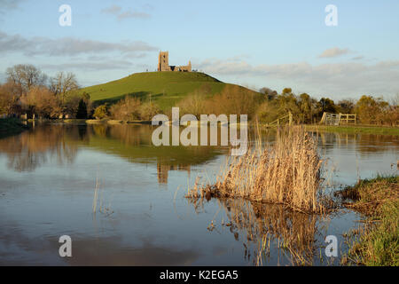 Gonfio fiume alla confluenza del Parrett nuovi membri e fiumi di tono dopo settimane di pioggia pesante, con rovina Chiesa di St. Michael a Barrow Mump hill in background, Burrowbridge, livelli di Somerset, Regno Unito, febbraio 2014. Foto Stock