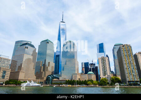 One World Trade Center di Manhattan inferiore come si vede dal Fiume Hudson, New York City, Stati Uniti d'America Foto Stock