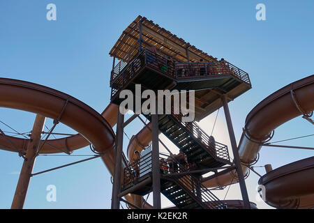 Acquavillage, Cecina Livorno, Italia, scivoli d'acqua in un parco divertimenti durante la stagione estiva. Foto Stock