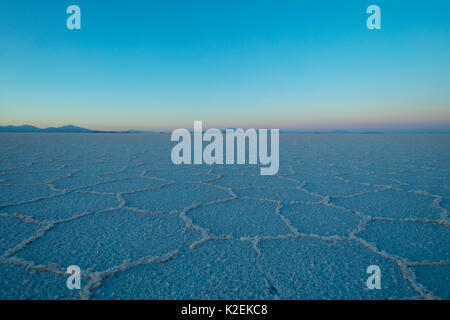 Formazioni di sale sulla superficie del Salar de Uyuni Salina. Bolivia. Dicembre 2016. Foto Stock