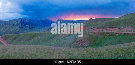 Aspre colline al tramonto. Il Kirghizistan. Foto Stock