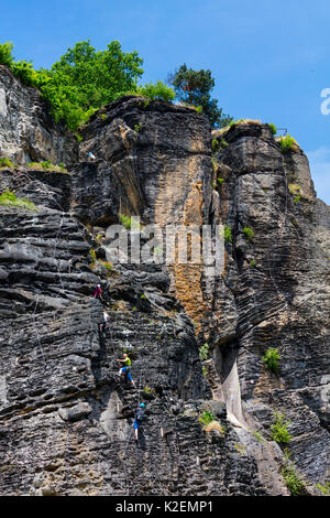 Persone salendo le scogliere su una via ferrata della Svizzera boema National Park, Decin Città sul fiume Elba, Repubblica Ceca, maggio 2016. Foto Stock