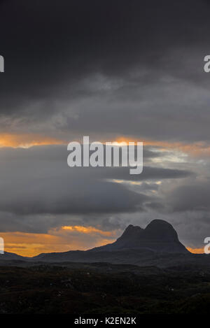 Pioggia nuvole sopra la montagna Suilven, Inverpolly Riserva Naturale Nazionale, Sutherland, Highlands scozzesi, Scozia, settembre 2016. Foto Stock