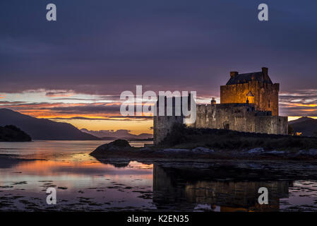 Illuminata Eilean Donan Castle al tramonto in Loch Duich, Ross and Cromarty, Highlands occidentali della Scozia, Regno Unito, Settembre 2016 Foto Stock