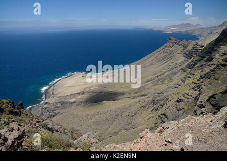 Ripide montagne vulcaniche di Tamadaba parco naturale, vista sud dal Mirador El Paso Marinero. Gran Canaria Riserva della Biosfera dall'UNESCO, Gran Canaria. Isole Canarie, Giugno 2016. Foto Stock