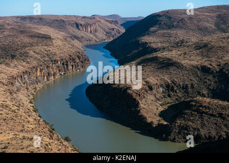 Fiume Orange, il fiume più lungo in Sud Africa. Grande Karoo, Sud Africa, settembre 2013. Foto Stock
