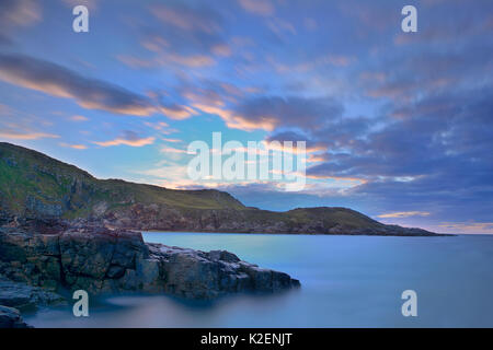 Vista della collina Melmore da Altweary Bay al crepuscolo, Testa Melmore, Rosguill Peninsula, County Donegal, Repubblica di Irlanda. Agosto 2014. Foto Stock