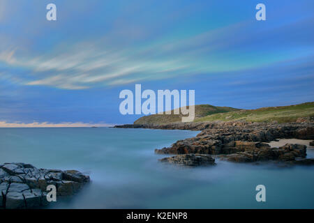 Vista dalla baia Altweary alla testa Melmore, Rosguill Peninsula in prima serata, County Donegal, Repubblica di Irlanda. Agosto 2014. Foto Stock