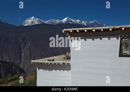 Costruito tradizionalmente casa dipinta di bianco, il Monte Kawakarpo, Meili Snow Mountain National Park, Qinghai-Tibet altopiano, nella provincia dello Yunnan in Cina. Ottobre 2009 Foto Stock