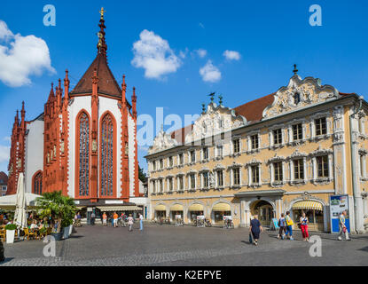In Germania, in Baviera, Frankonia, Würzburg, la piazza del mercato con Marienkapelle, Chiesa di Nostra Signora e Falkenhaus con splendida rococò di decorazione in stucco Foto Stock