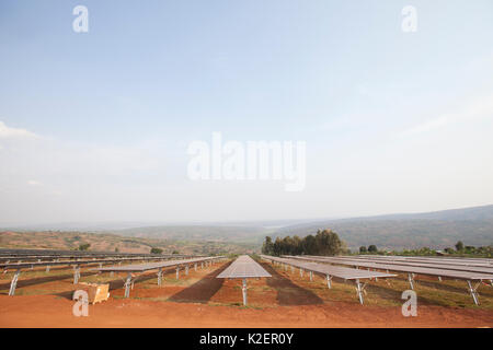 Pannelli solari in uno di East Africa&#39;s più grandi fattorie Solari, Rwamagana distretto, Ruanda. Luglio 2014. Foto Stock