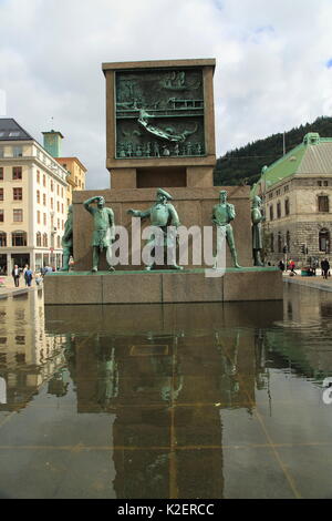Sjomannsmonumentet, del marinaio monumento, da Dyre Vaa 1950, Torgallmenningen, Bergen, Norvegia Foto Stock
