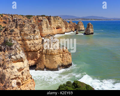 Oceano atlantico litorale Ponta da punto Piedale, Algarve, PORTOGALLO Foto Stock