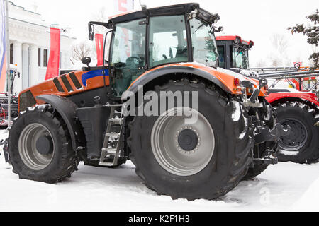 Trattore agricolo al Winter Snow Day Foto Stock