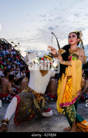 Uluwatu - MARZO 15: Balinese tradizionale danza Kecak al Tempio di Uluwatu sul Mar 15, 2015, Bali, Indonesia. Kecak (noto anche come Ramayana Monkey Chant) ho Foto Stock