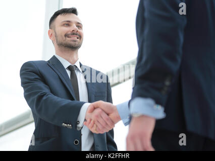 Stretta di mano del business partner dopo un favorevole accordo commerciale Foto Stock