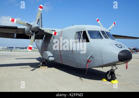 CASA 212 militari di piccolo piano di trasporto a seconda esibizione aerea all'aeroporto di Malaga, Malaga, Andalusia, Spagna, Europa occidentale. Foto Stock