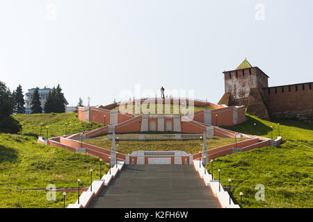 Nizhny Novgorod, città della Russia. Una vista panoramica della scalinata Chkalov sullo sfondo del Cremlino Novgorod. Foto Stock