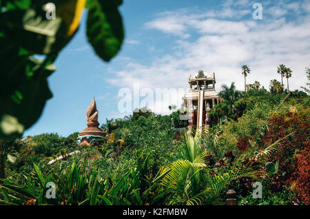 Tenerife, Isole Canarie, Spagna - 27 Maggio 2017: Kamikaze o la Torre del potere di attrazione di acqua in Siam Park, Costa Adeje. La più spettacolare parco a tema Foto Stock