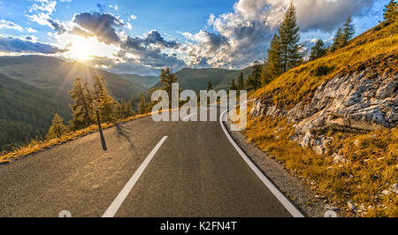 D'autunno bella strada alpina in area nockalmstrasse, Austria. Viaggi, trasporto e fotografia all'aperto. Foto Stock