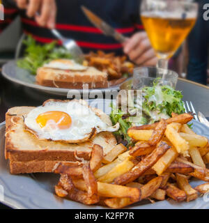 Sandwich con tonno, uovo grattugiato, formaggio e prosciutto, con patate e lattuga in Nantes, Pays de la Loire, Francia Foto Stock