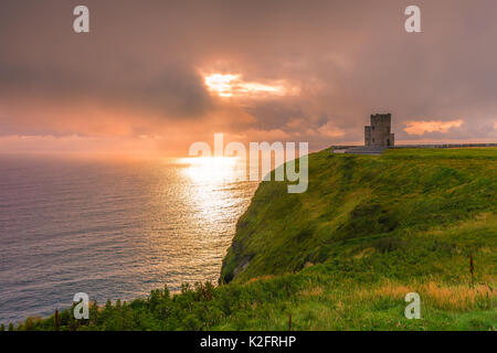 L'O'Brien's Tower segna il punto più alto delle scogliere di Moher, una destinazione turistica molto popolare nella contea di Clare, Irlanda. Si trova a breve Foto Stock