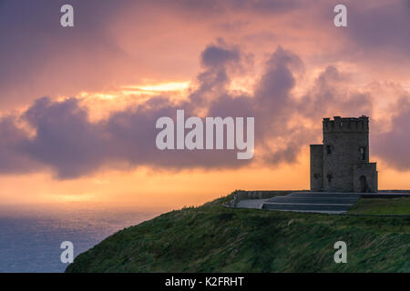 L'O'Brien's Tower segna il punto più alto delle scogliere di Moher, una destinazione turistica molto popolare nella contea di Clare, Irlanda. Si trova a breve Foto Stock