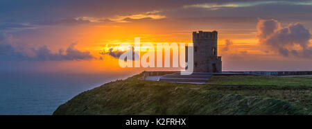 L'O'Brien's Tower segna il punto più alto delle scogliere di Moher, una destinazione turistica molto popolare nella contea di Clare, Irlanda. Si trova a breve Foto Stock