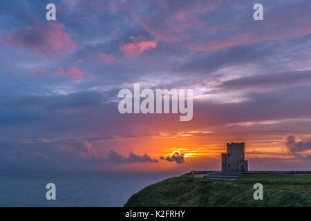 L'O'Brien's Tower segna il punto più alto delle scogliere di Moher, una destinazione turistica molto popolare nella contea di Clare, Irlanda. Si trova a breve Foto Stock