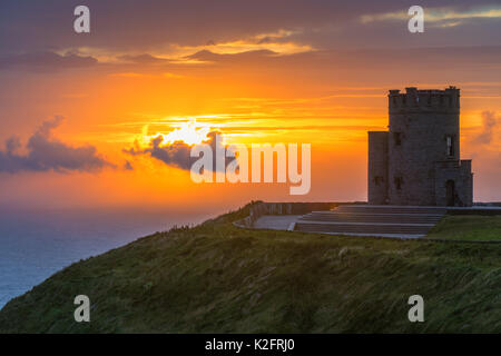 L'O'Brien's Tower segna il punto più alto delle scogliere di Moher, una destinazione turistica molto popolare nella contea di Clare, Irlanda. Si trova a breve Foto Stock