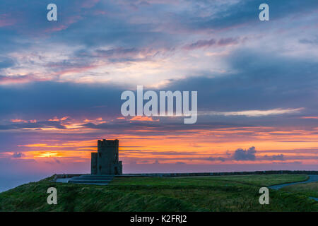 L'O'Brien's Tower segna il punto più alto delle scogliere di Moher, una destinazione turistica molto popolare nella contea di Clare, Irlanda. Si trova a breve Foto Stock