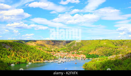 Vista panoramica della città di Skradin e fiume Krka in Croazia Foto Stock