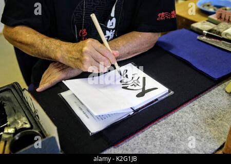 Giapponese tradizionale scrittura eseguito presso templi e santuari. Foto Stock