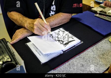 Giapponese tradizionale scrittura eseguito presso templi e santuari. Foto Stock