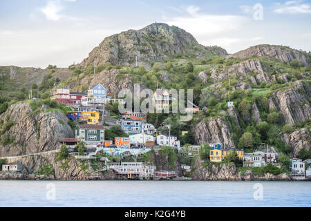 Legno casa residenziale costruito sulle ripide colline di San Giovanni, Terranova e Labrador, Canada Foto Stock