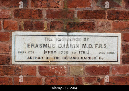 Placca a muro sulla casa dove Erasmus Darwin ha vissuto a Lichfield, Staffordshire, Inghilterra. Esso è ora un museo per la sua vita e il suo lavoro. Foto Stock